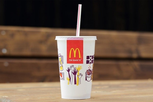 McDonald’s thiết kế ống hút rộng hơn một chút so với ống hút thông thường để vị nước ngọt chạm đến mọi ngõ ngách trong khoang miệng