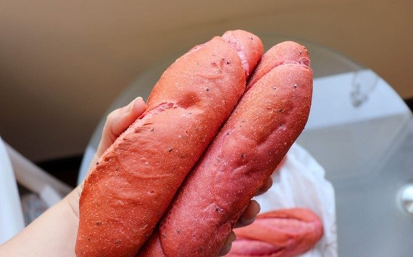Ví dụ, ABC Bakery đã dùng thanh long làm nguyên liệu mới để thay thế cho bánh mì truyền thống